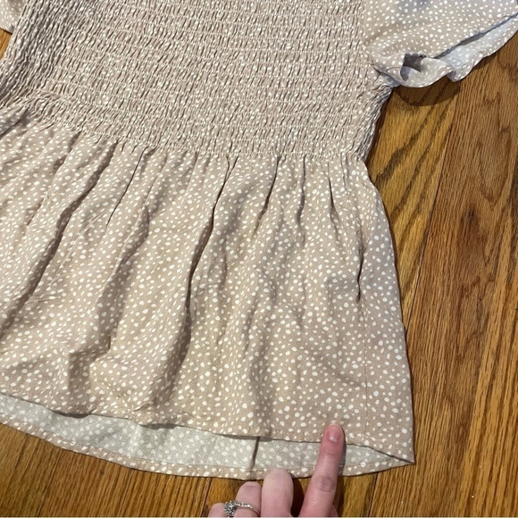 URBAN ROMANTICS URBAN OUTFITTERS UO Taupe Speckled Short Sleeve Smocked Blouse S - Picture 11 of 11